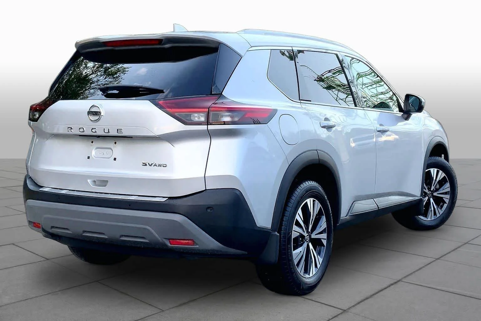 Used 2021 Brilliant Silver Metallic Nissan SV image 13