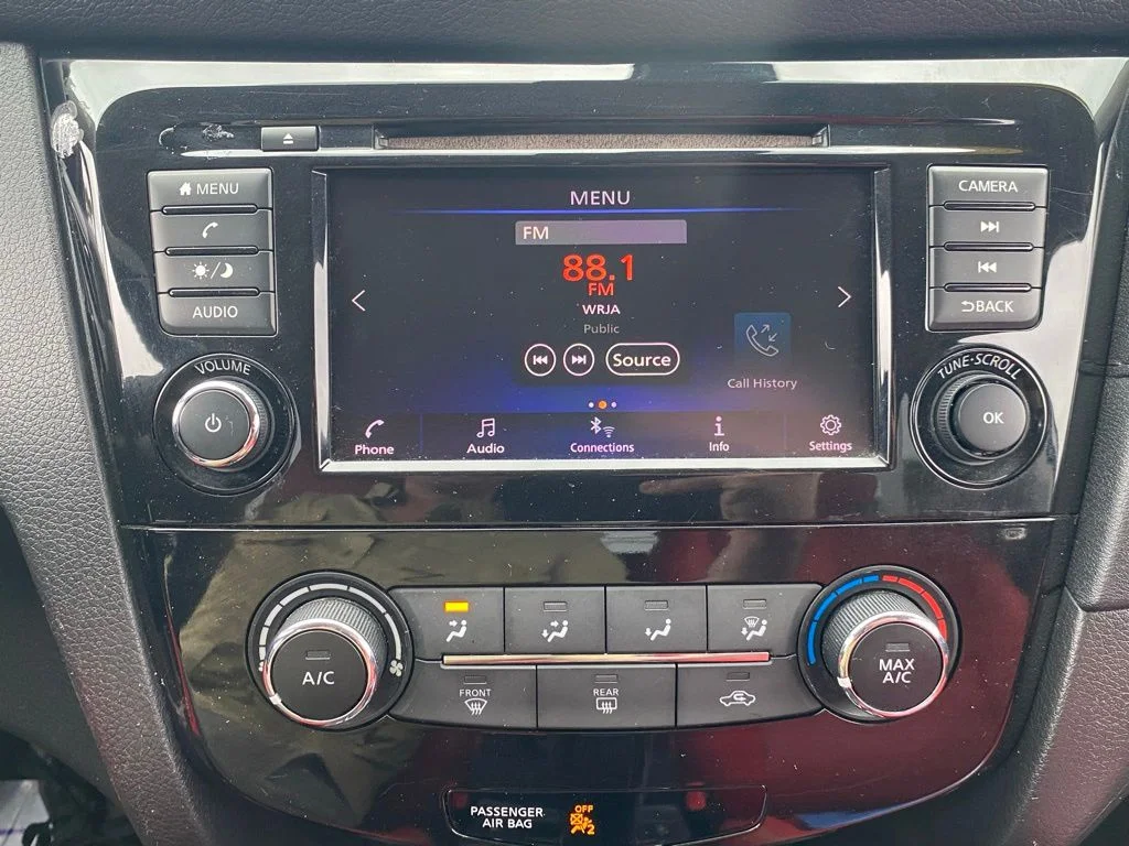 Used 2019 White Nissan S image 25