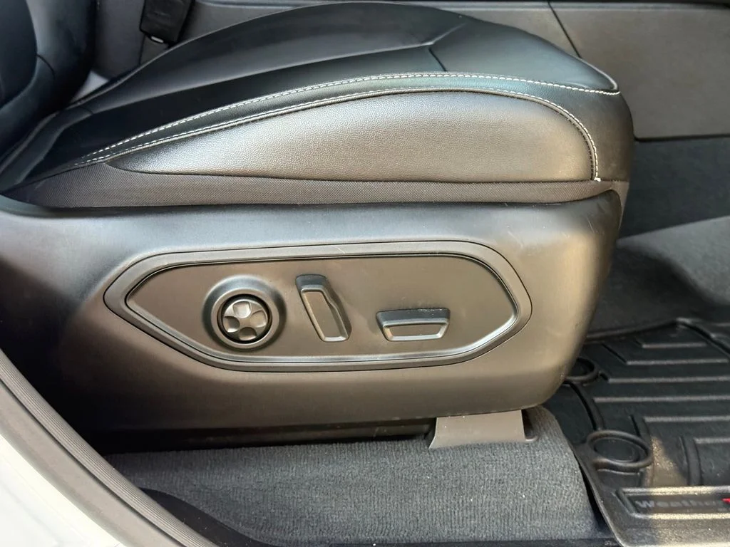 Used 2024 White Jeep Limited image 25