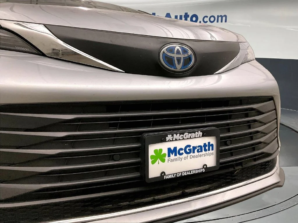 Used 2021 Silver Toyota XLE image 33