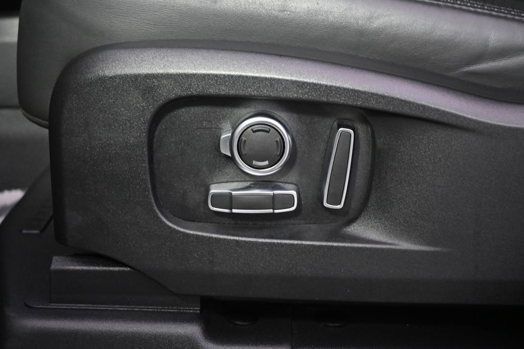 Used 2023  Land Rover X-Dynamic SE image 12