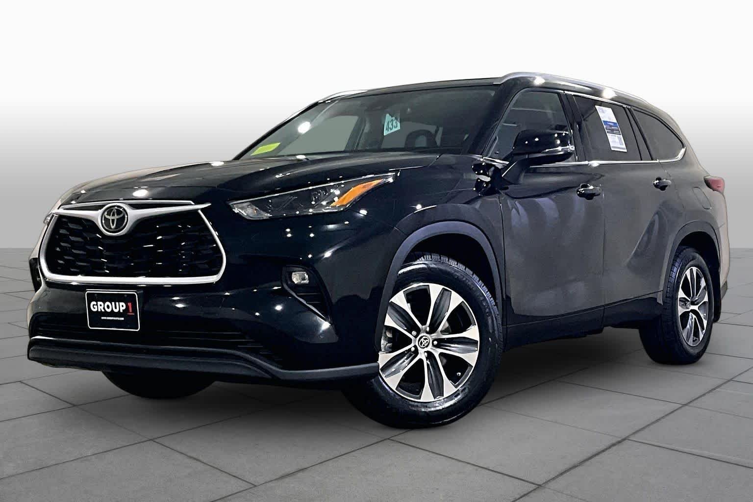 Used 2022 Midnight Black Metallic Toyota XLE image 2