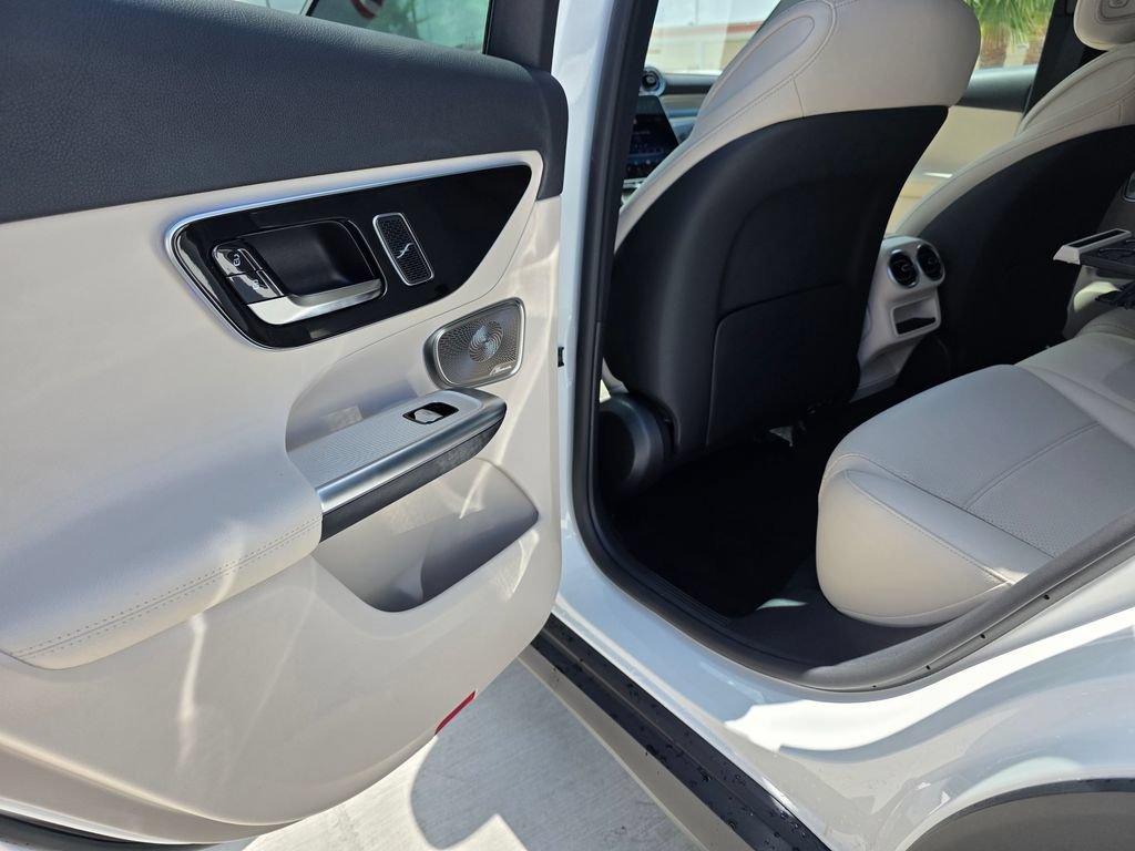 New 2026 Polar White Mercedes-Benz GLC 300 image 42