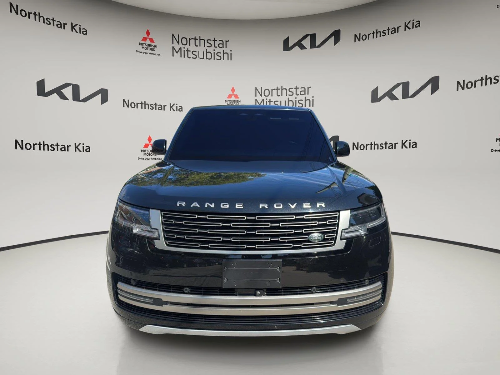 Used 2023 Santorini Black Metallic Land Rover SE image 9