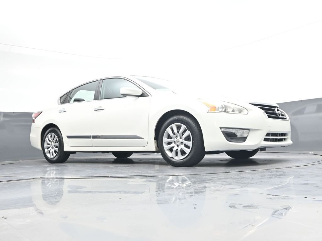 Used 2014 White Nissan 2.5 S image 31