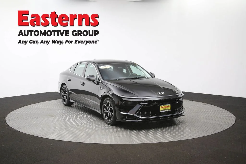 Used 2025 Black Hyundai SEL image 51