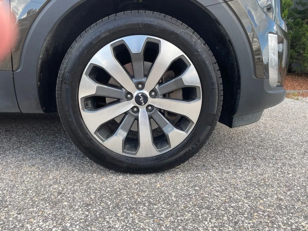 Used 2022 Green Kia EX image 7