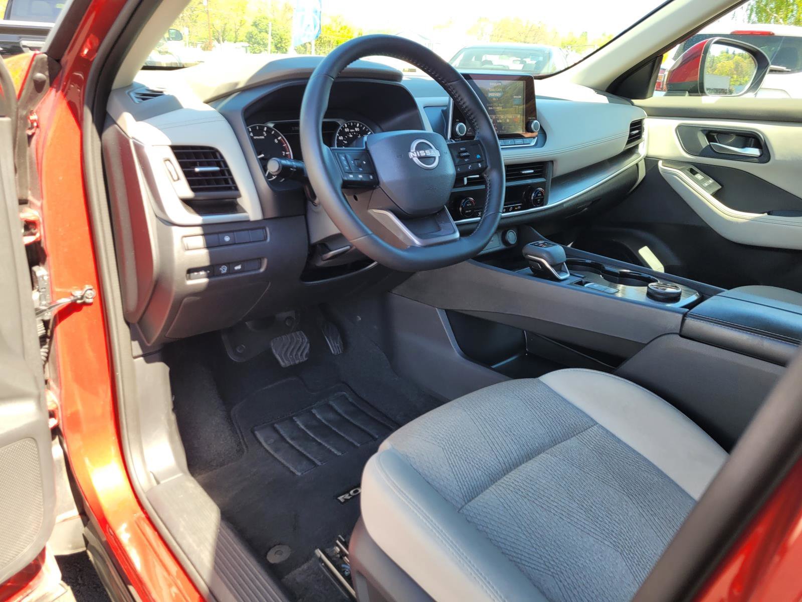 2025 Nissan Rogue SV - Photo 11
