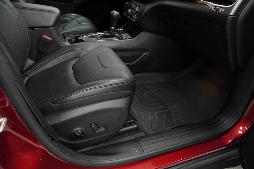 Used 2021 Red Jeep Latitude Lux image 49