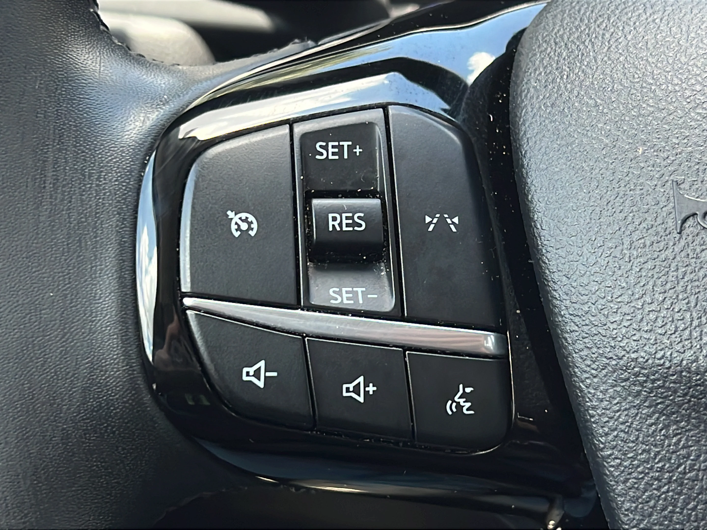 Used 2024 Black Metallic Ford Active image 18