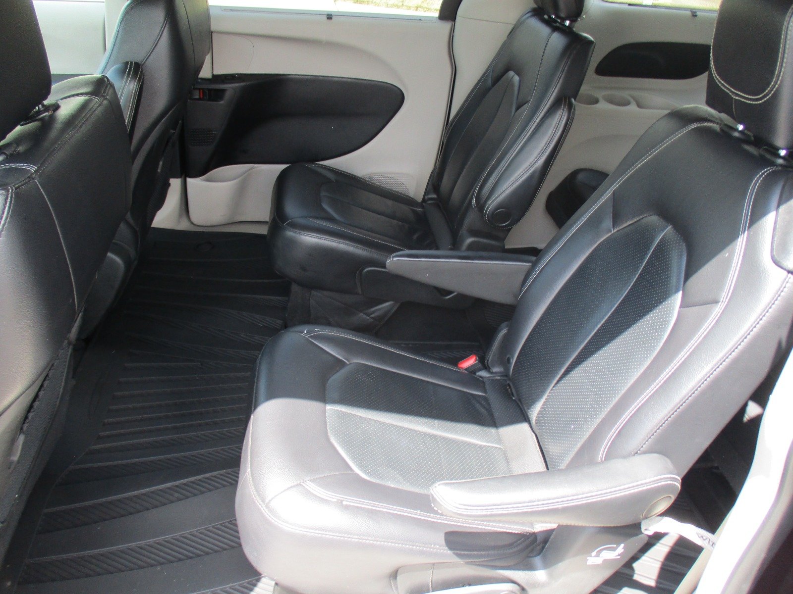 Used 2022 BLACK Chrysler Touring L image 13