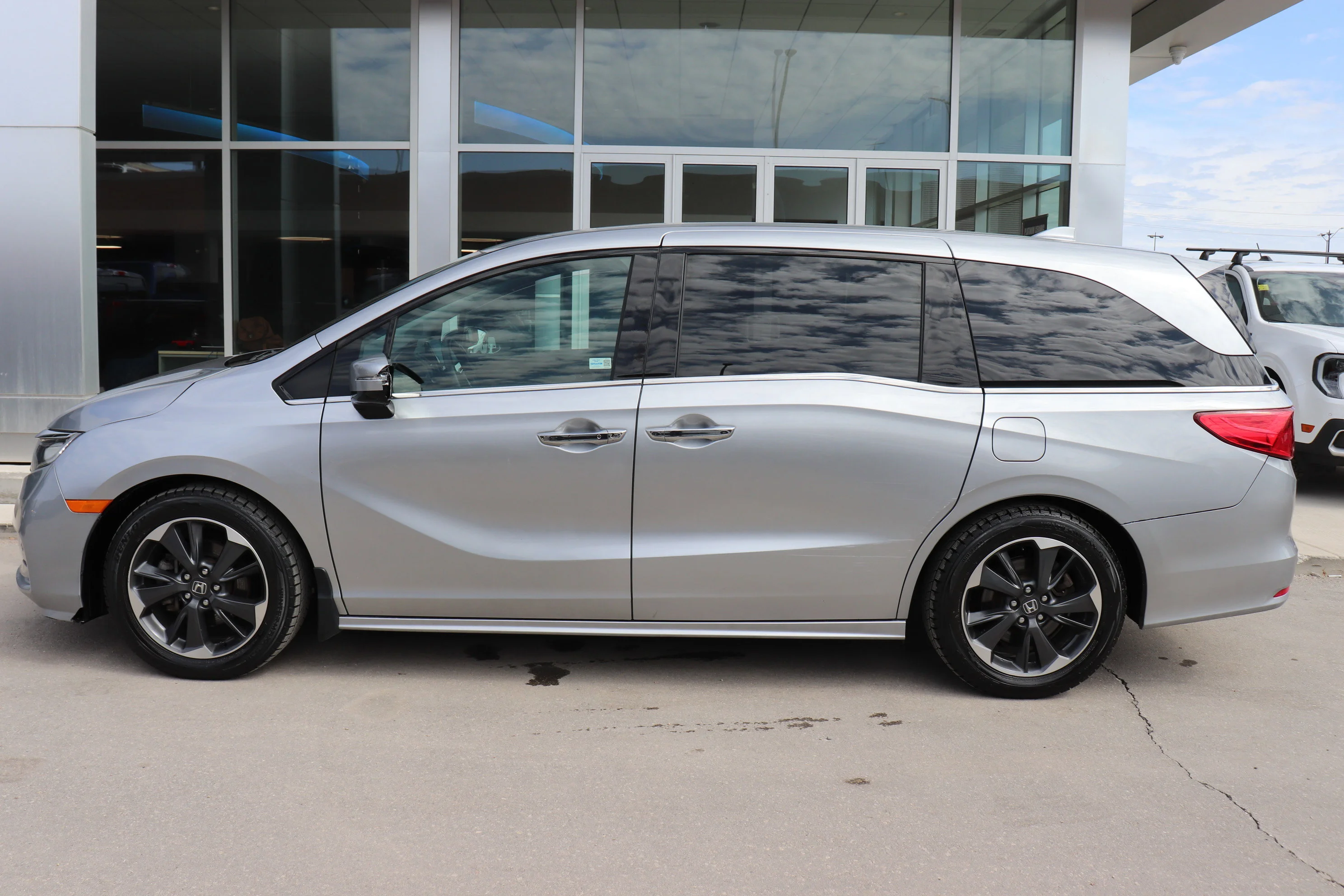 Certified Used 2022 Lunar Silver Metallic Honda Touring image 3