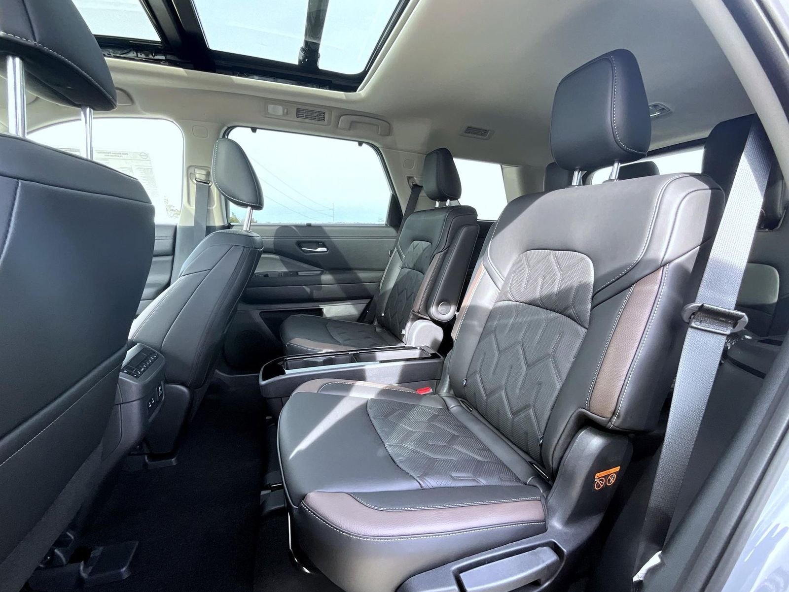New 2026 Boulder Gray Pearl / Super Black Two-tone Nissan Platinum image 12