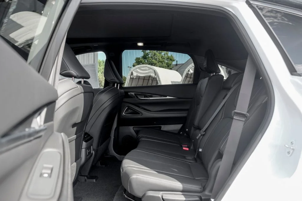 New 2027 2T RAD WHT INFINITI Sport AWD image 17