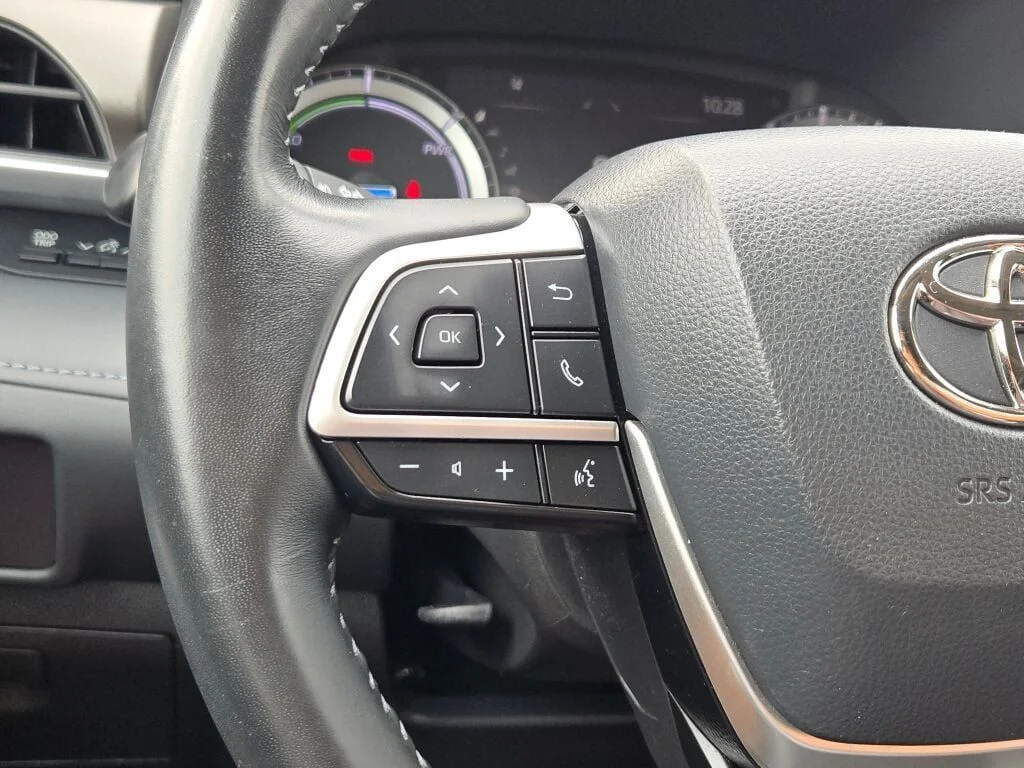 Used 2022 Silver Toyota XLE image 33