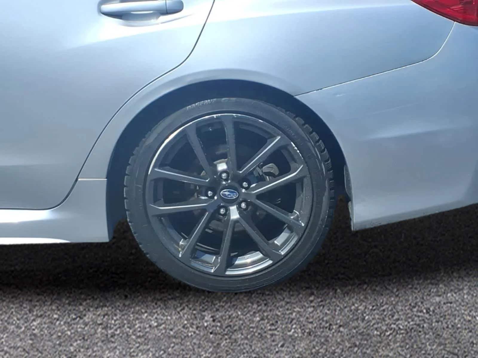 Used 2018 Ice Silver Metallic Subaru Limited image 3