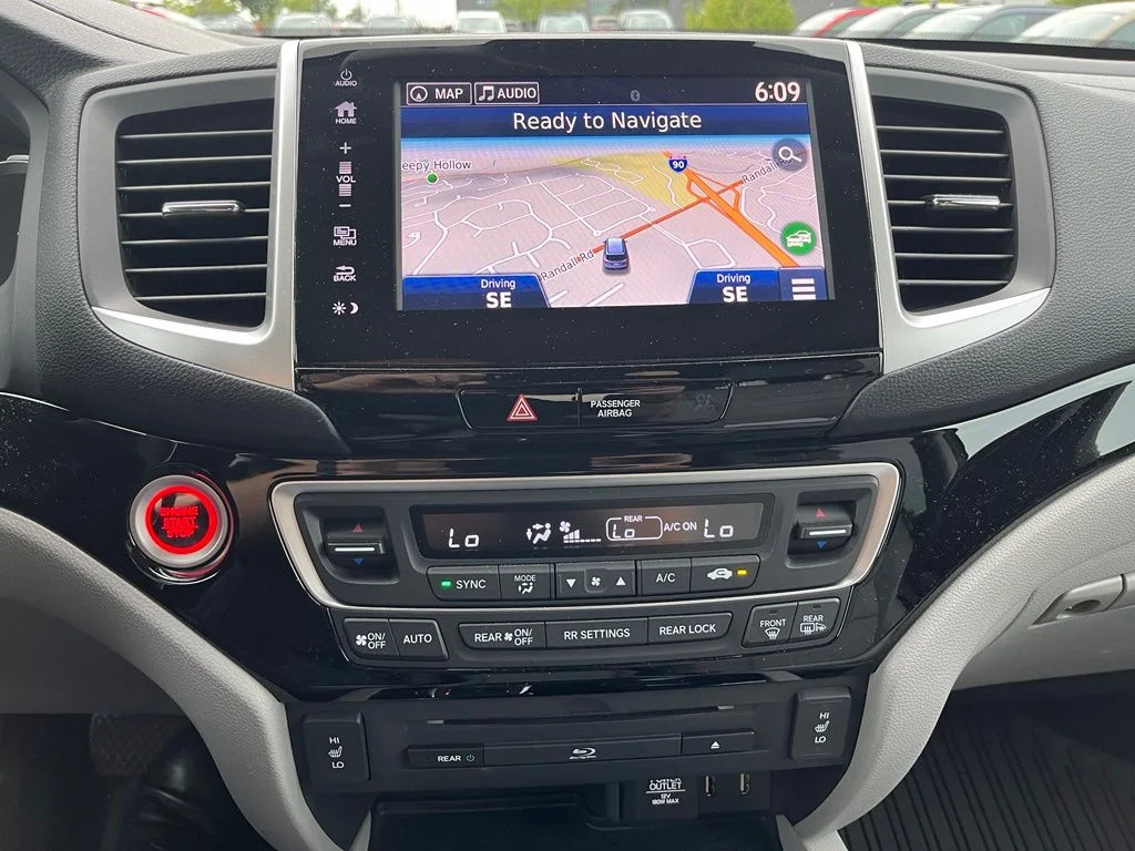 Used 2017  Honda Touring image 19