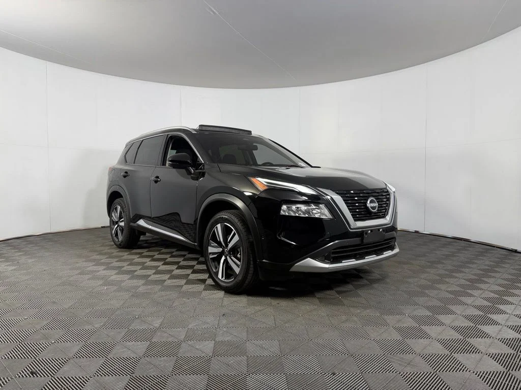 Used 2023 Black Nissan Platinum image 7