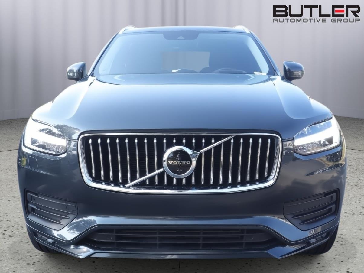 Used 2022 Savile Grey Metallic Volvo Momentum image 2