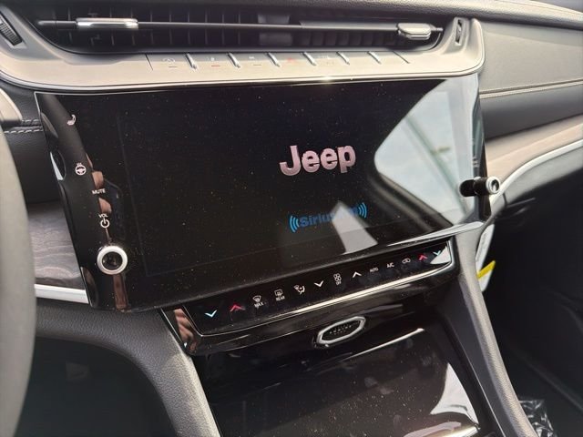 New 2026 Bright White Clear-Coat Exterior Paint Jeep Altitude image 16