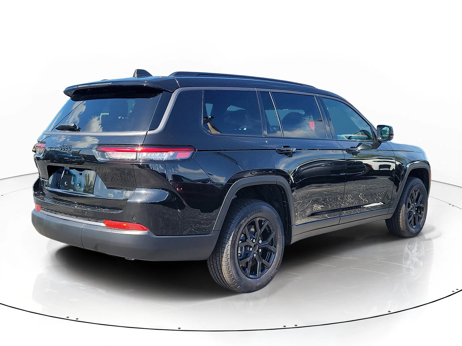 New 2026 Diamond Black Crystal Pearlcoat Jeep Altitude image 4