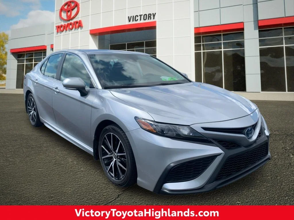 Used 2022 Silver Toyota SE image 1