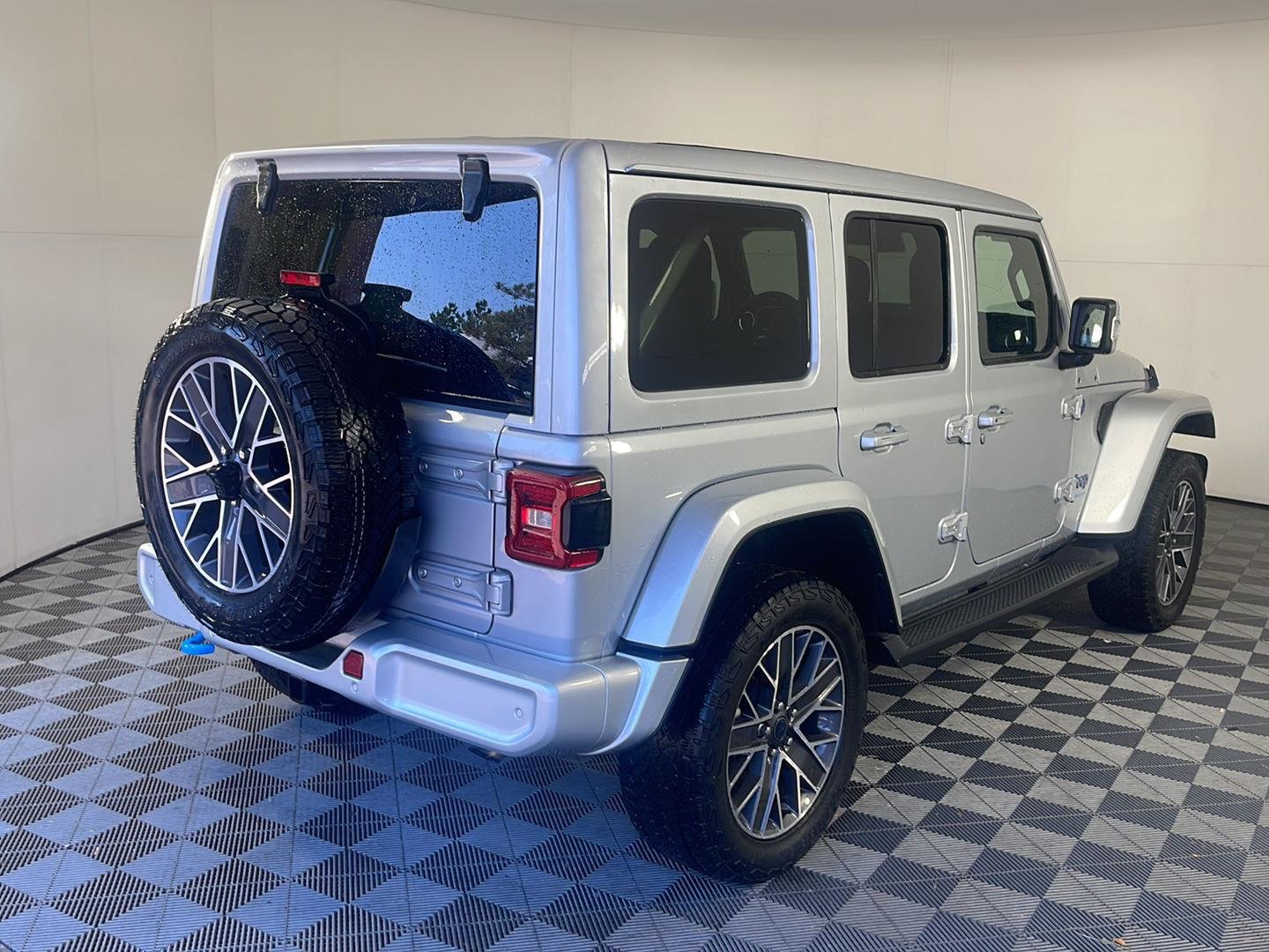 Used 2024 Silver Zynith Clearcoat Jeep High Altitude image 10