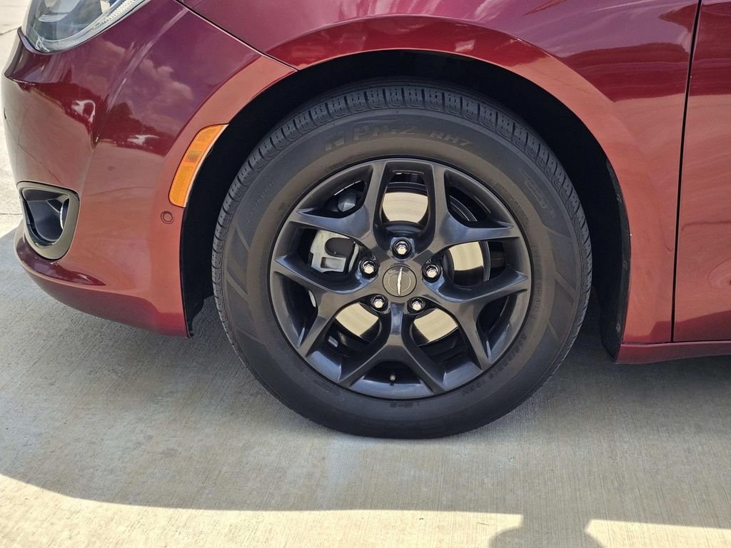 Used 2019 Red Chrysler Limited image 6