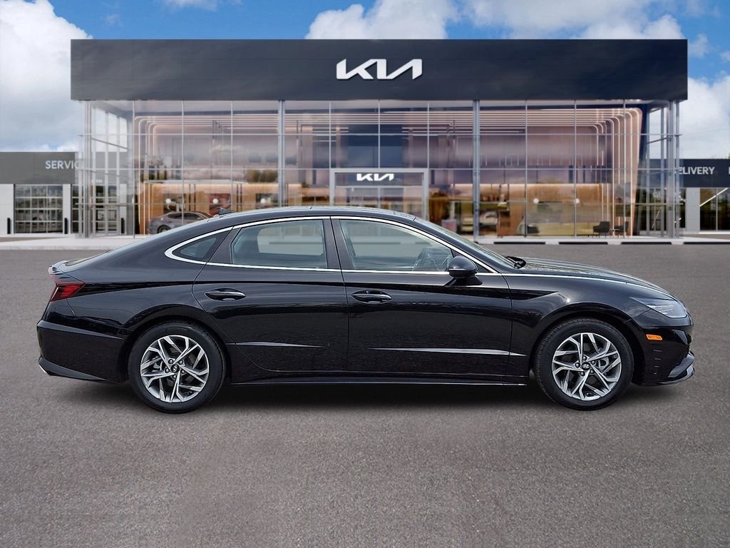 Used 2023 Black Hyundai SEL image 7
