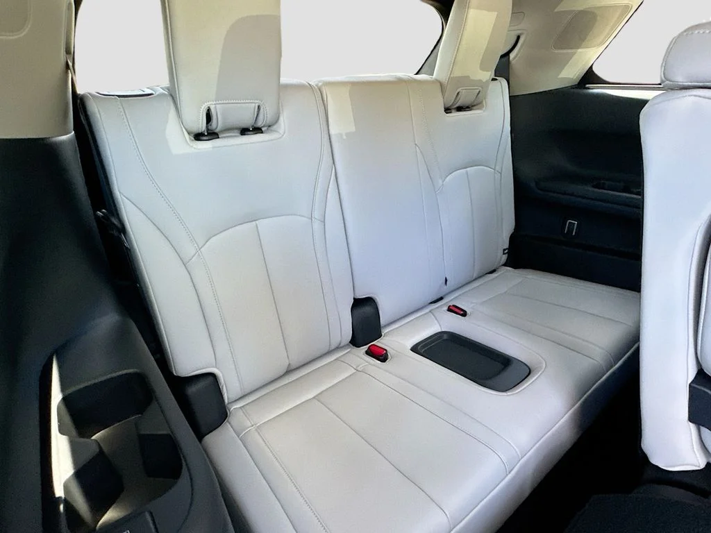 Used 2027 White INFINITI LUXE image 30