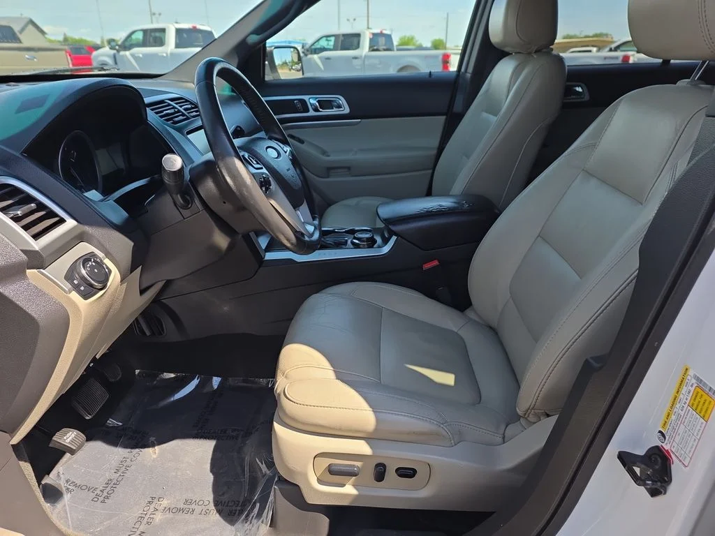 Used 2015 White Platinum Metallic Tri-Coat Ford XLT image 17