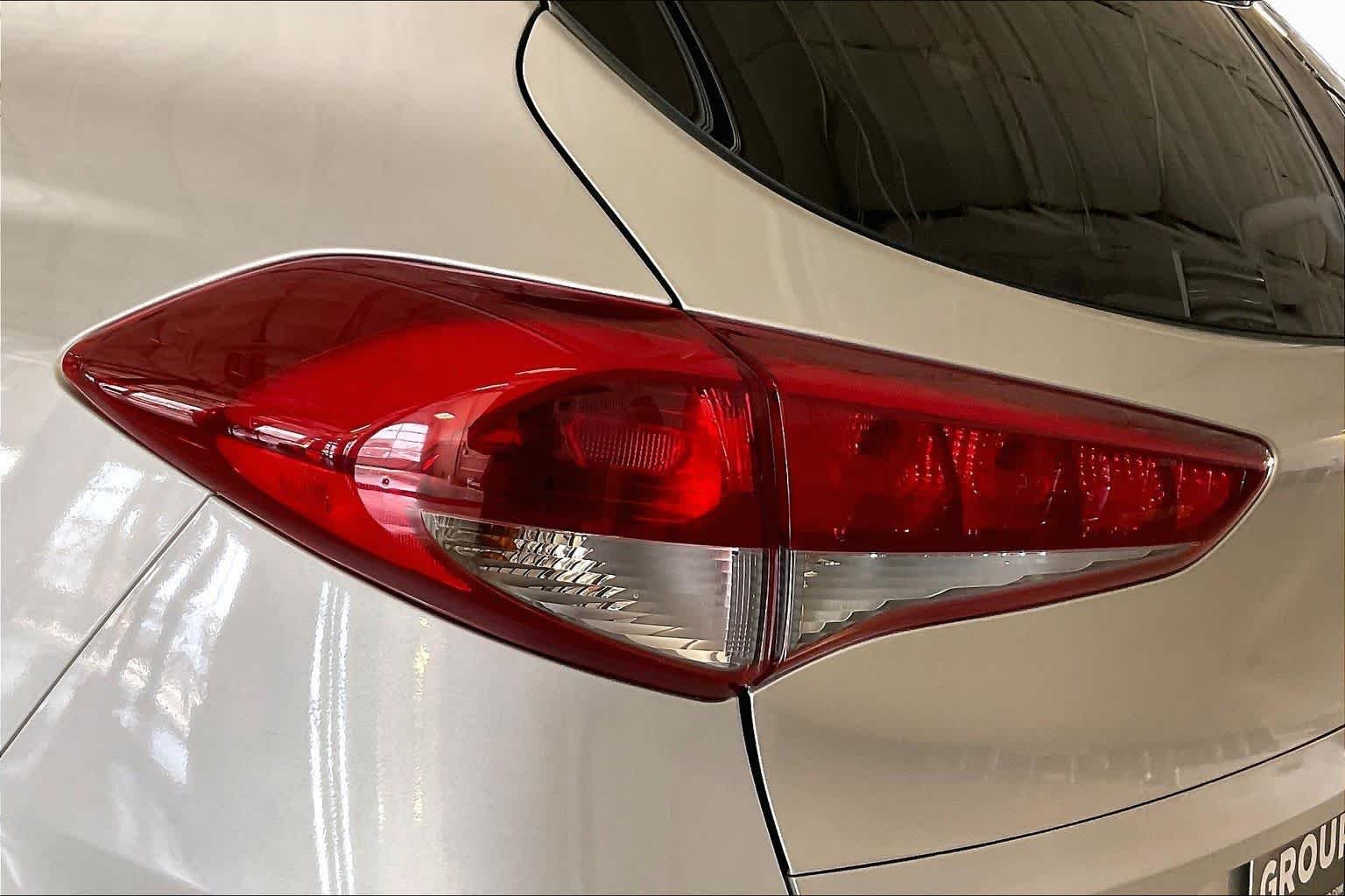 Used 2018 Molten Silver Hyundai SEL Plus image 25