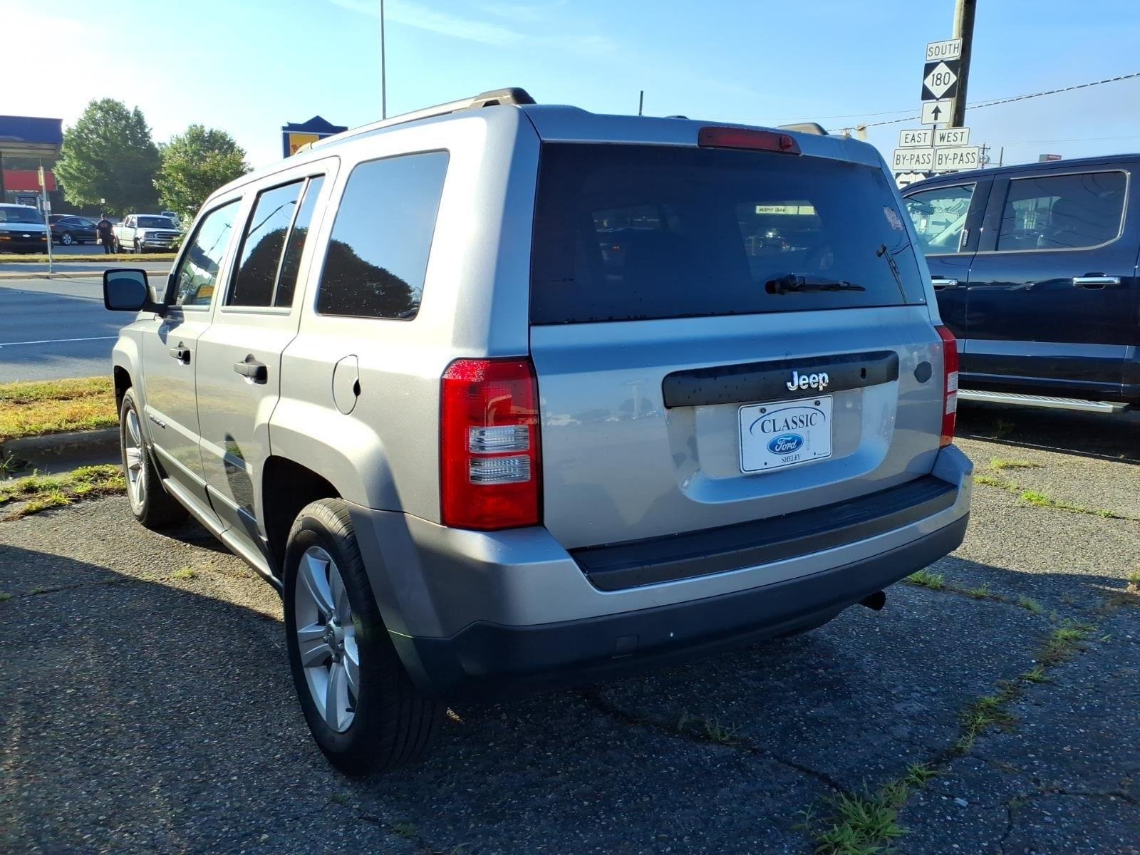 Used 2016 Billet Silver Metallic Clearcoat Jeep Sport image 4