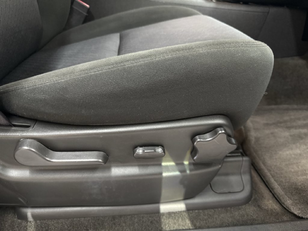 Used 2011 Pure Silver Metallic GMC SLE image 19