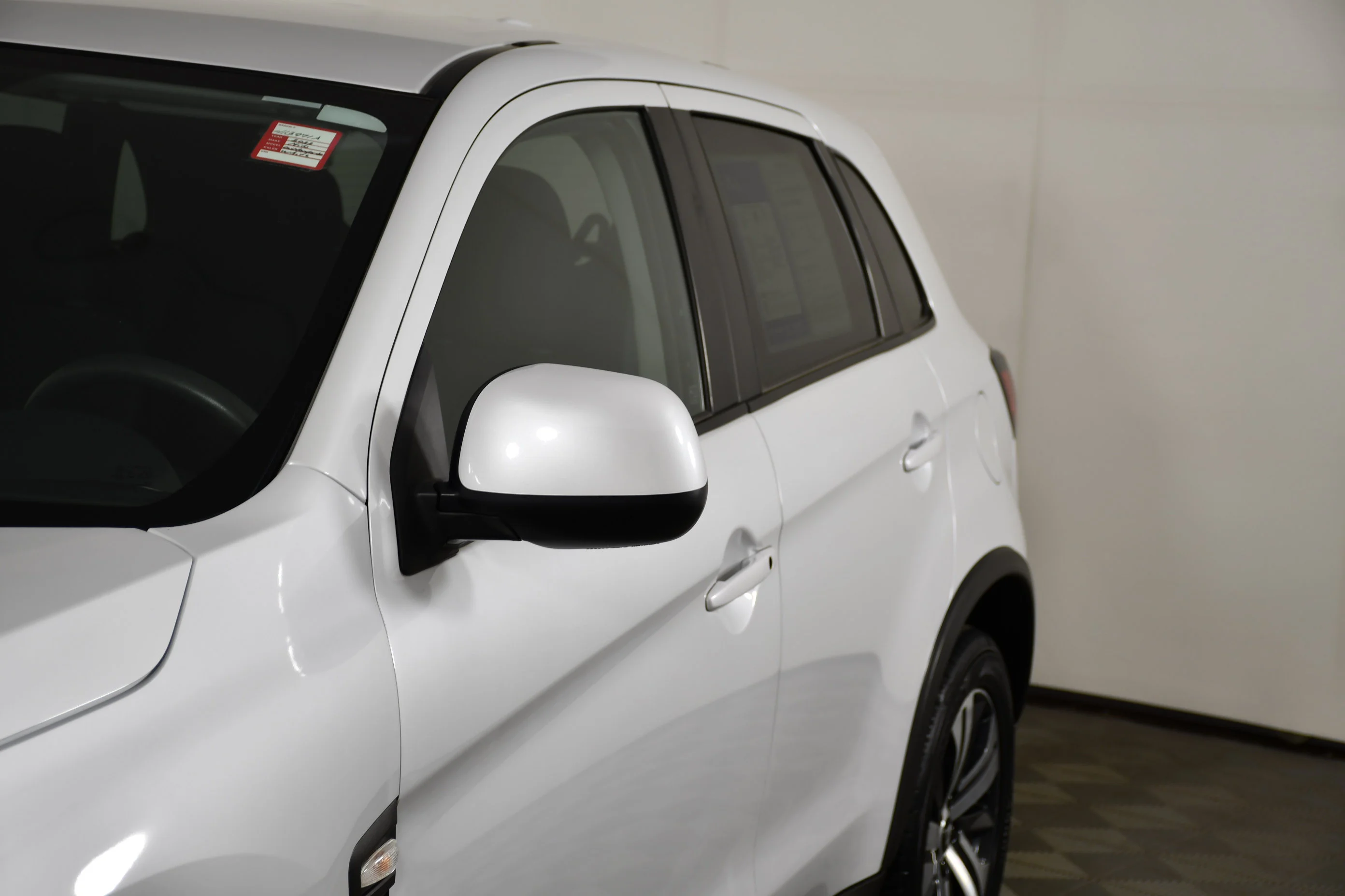 Used 2022 White Diamond Mitsubishi ES image 13