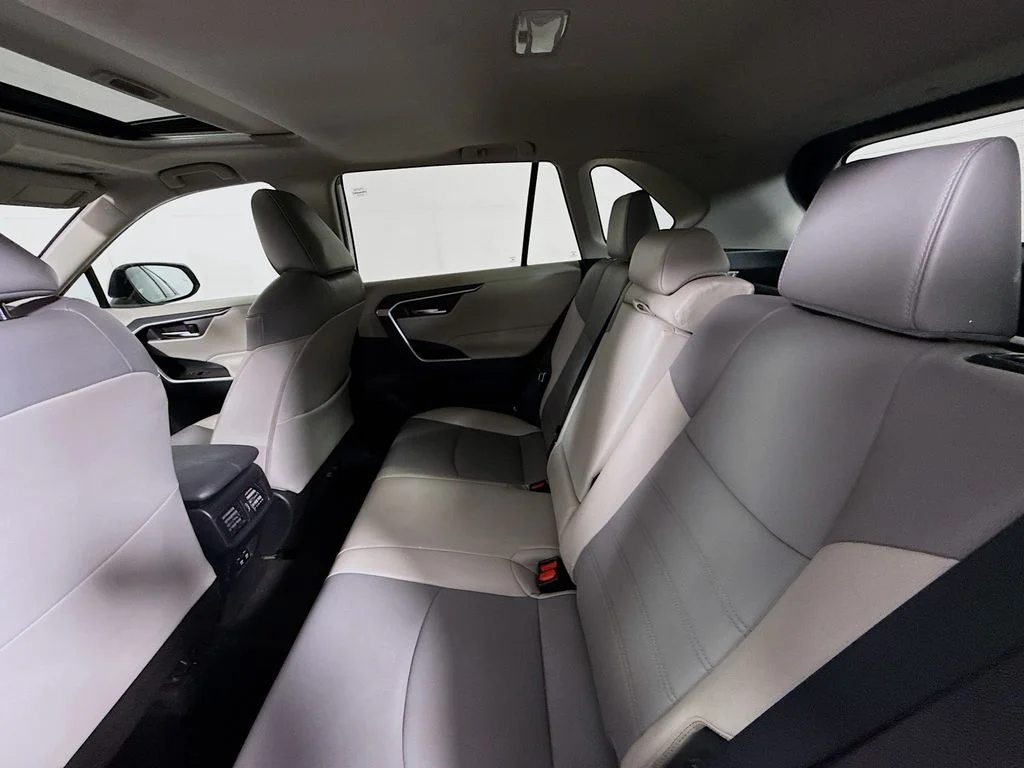 Used 2020 Silver Sky Metallic Toyota XLE Premium image 23