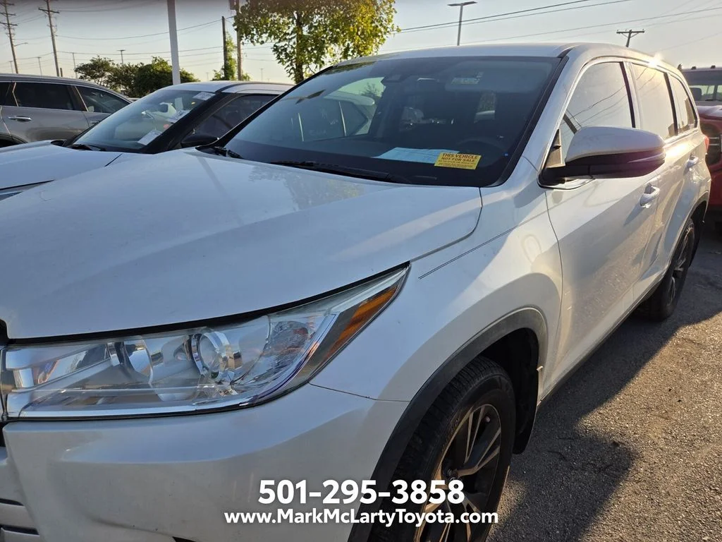 Used 2019 White Toyota LE image 10