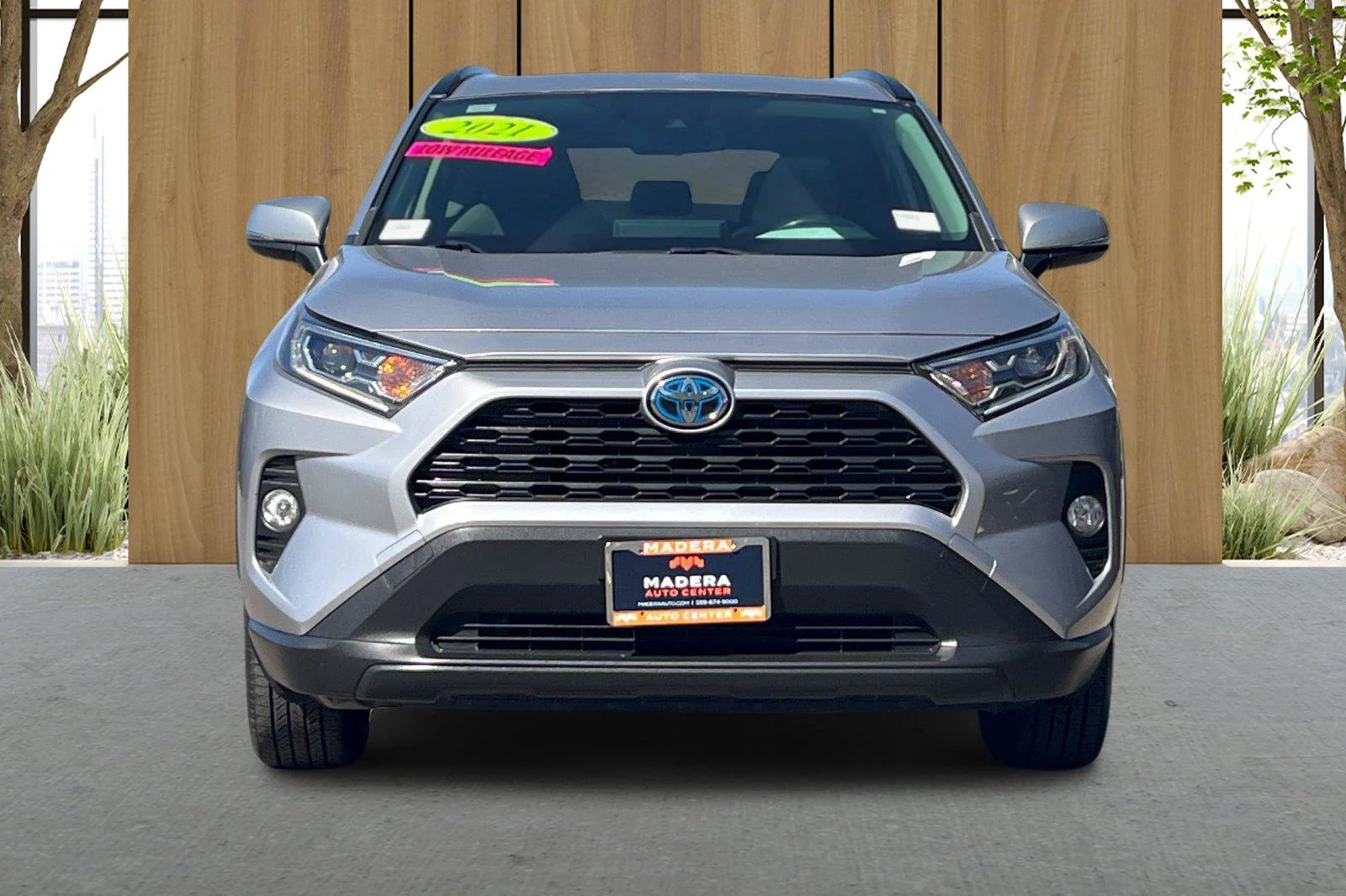 Used 2021 Silver Toyota XLE image 9