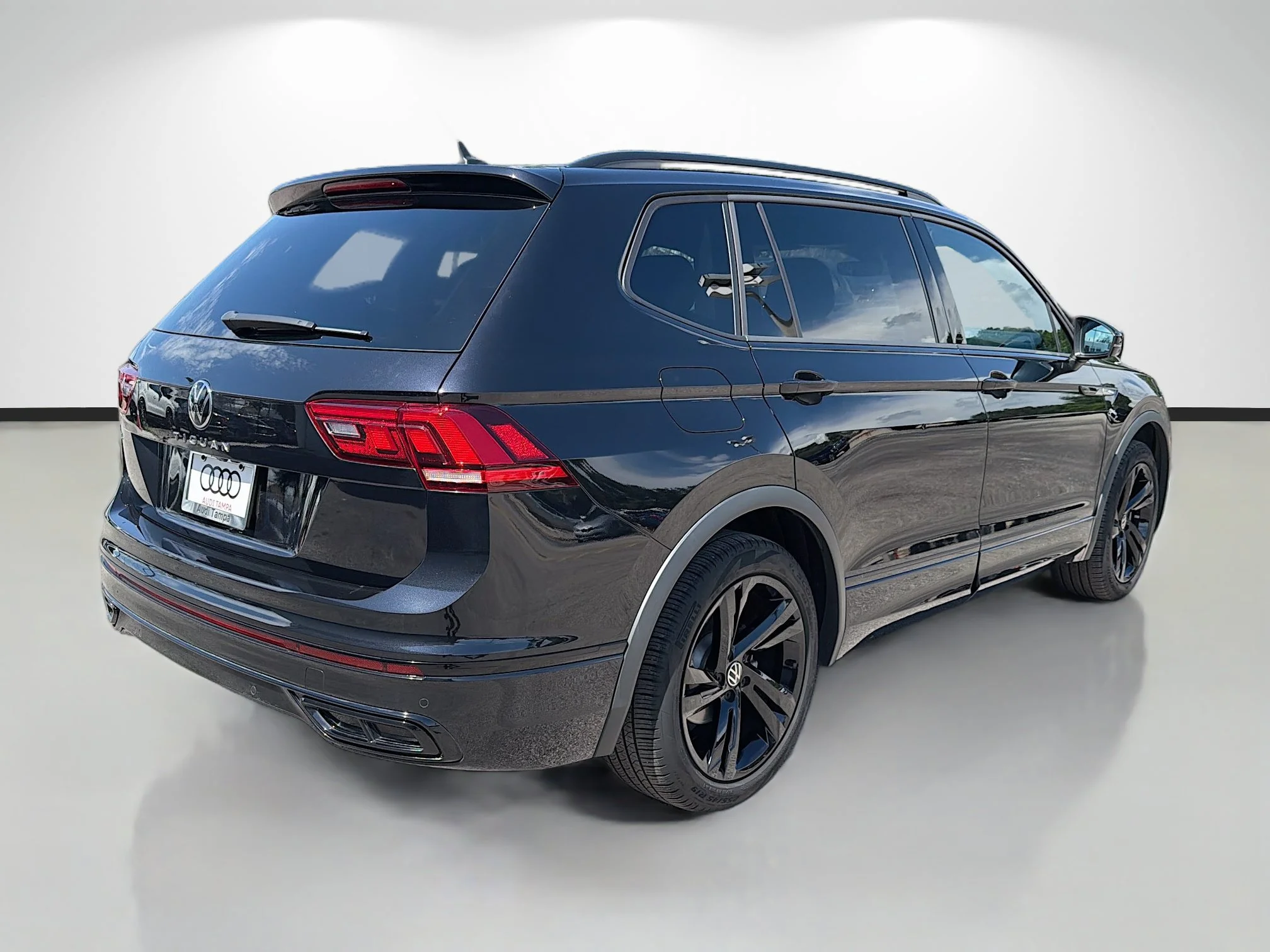 Used 2023 Deep Black Volkswagen SE R-Line Black image 3