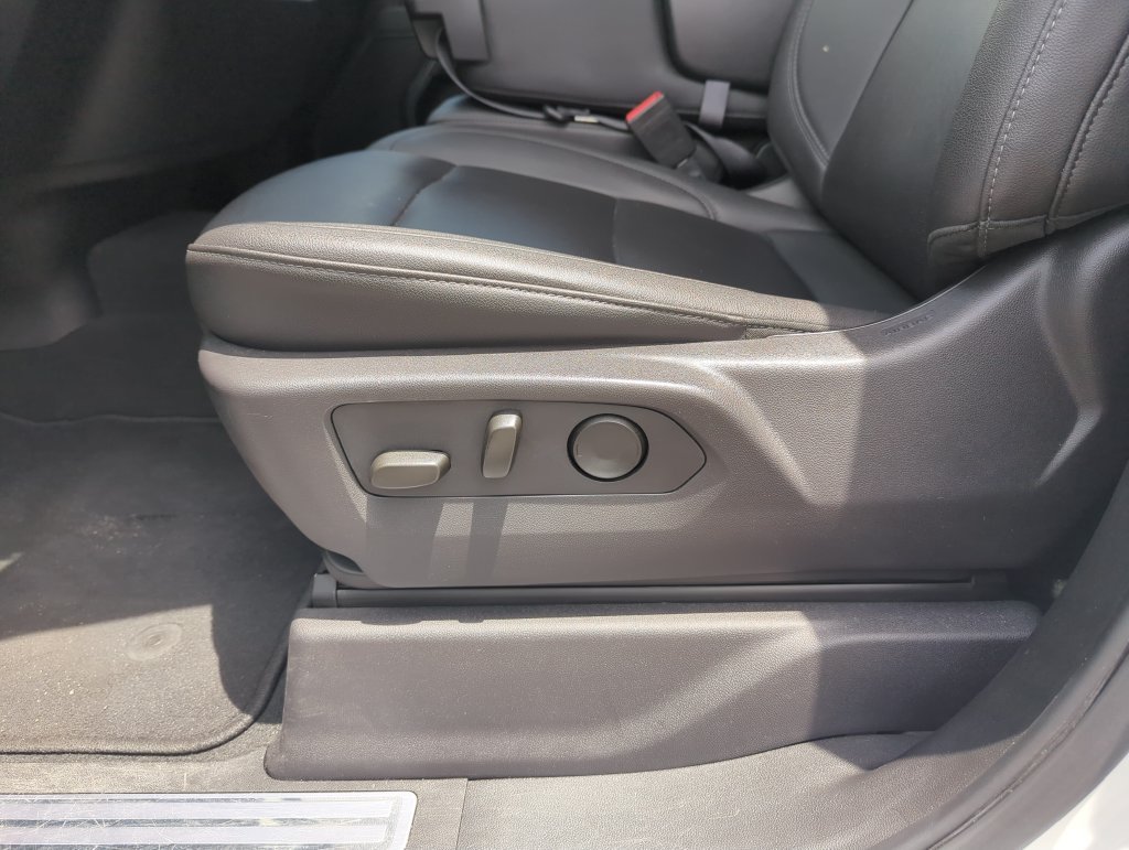 Used 2024 White GMC SLT image 12