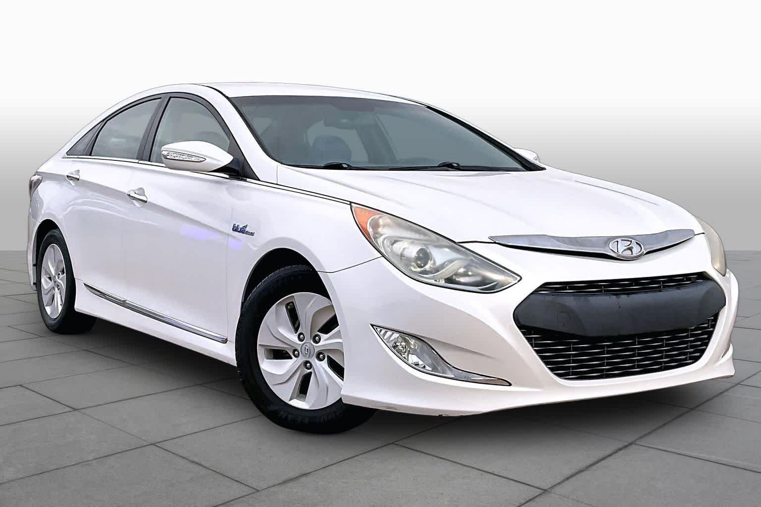 Used 2013 Porcelain White Pearl Hyundai  image 4