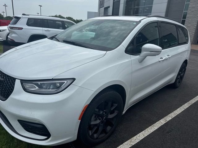 Used 2022 White Chrysler Touring L image 1