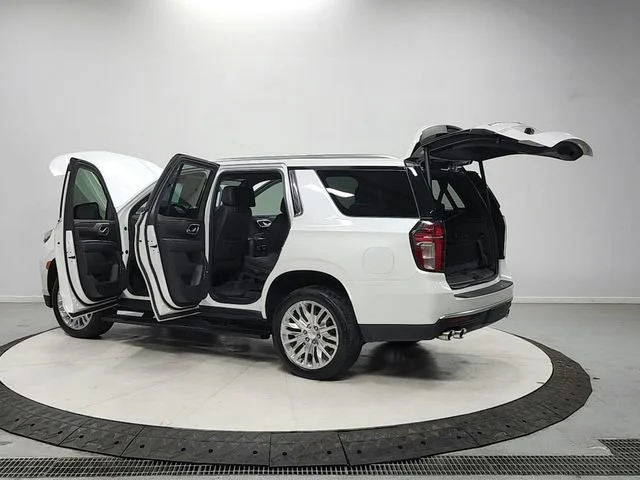 Used 2023 Iridescent Pearl Tricoat Chevrolet High Country image 13