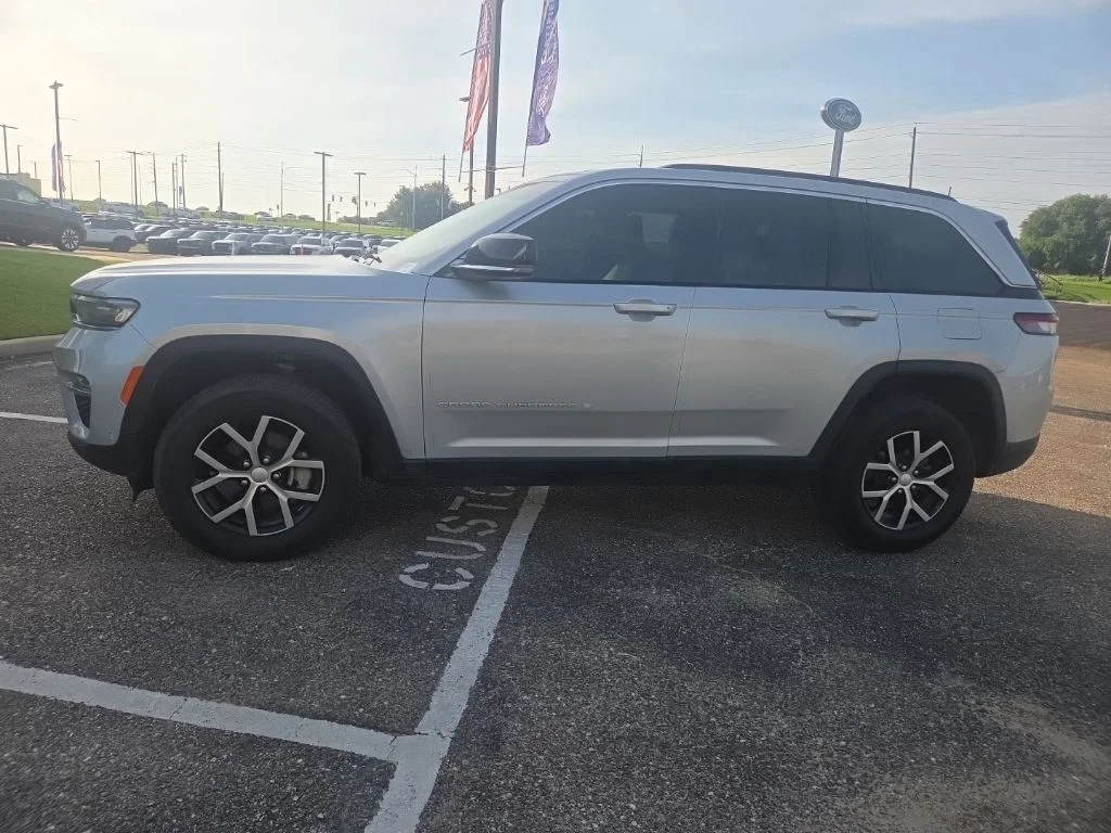 Used 2025 Silver Jeep Limited image 5