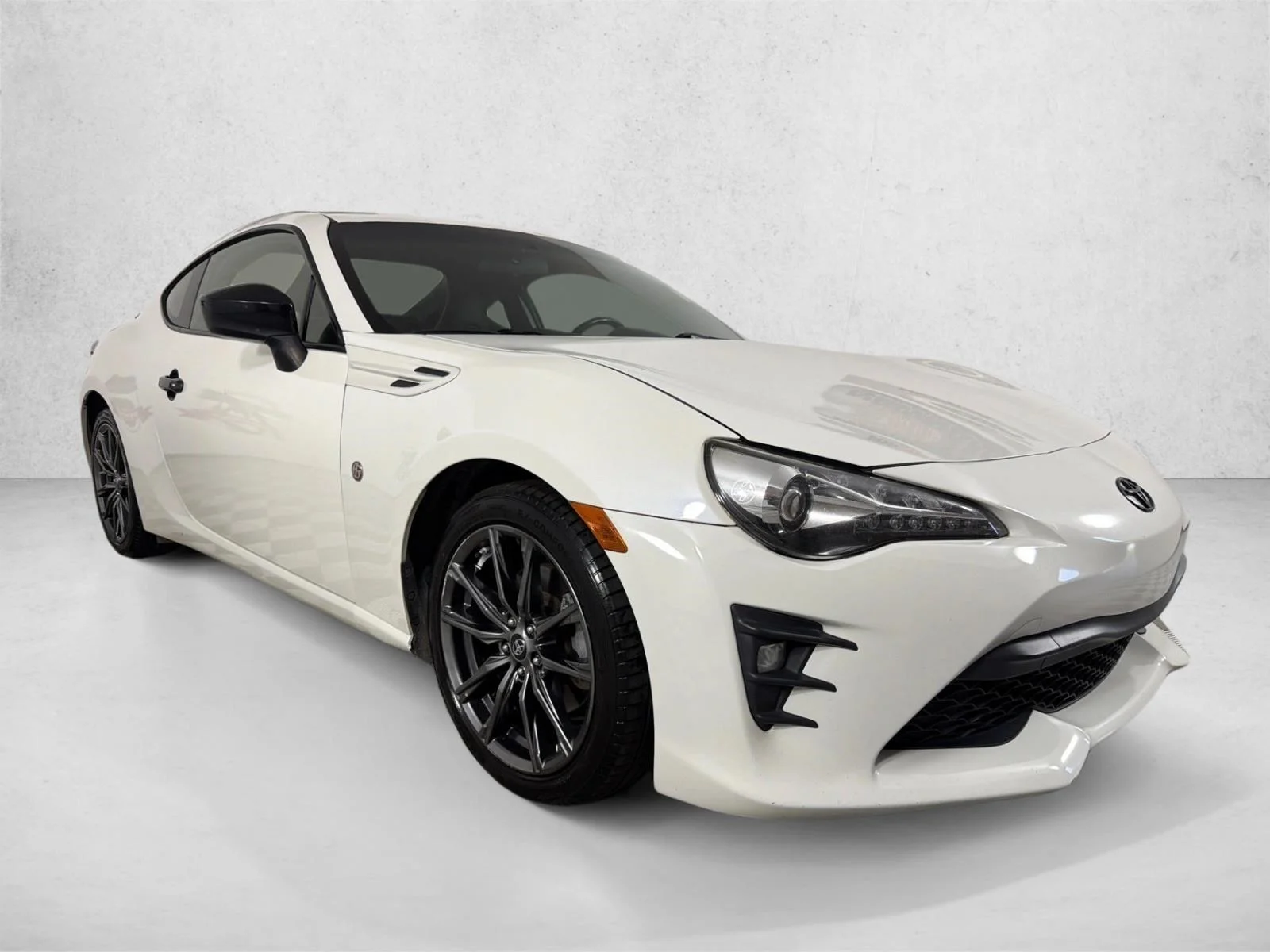 Used 2017 White Toyota  image 1