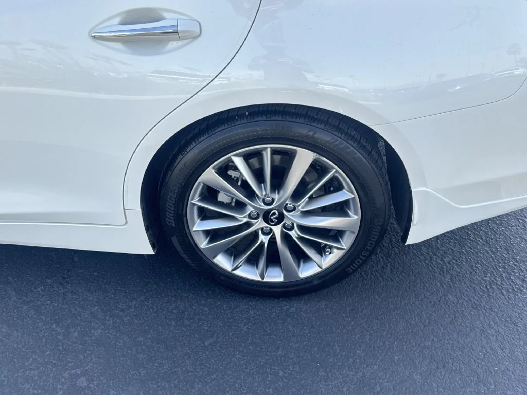 Used 2023 White INFINITI LUXE image 33