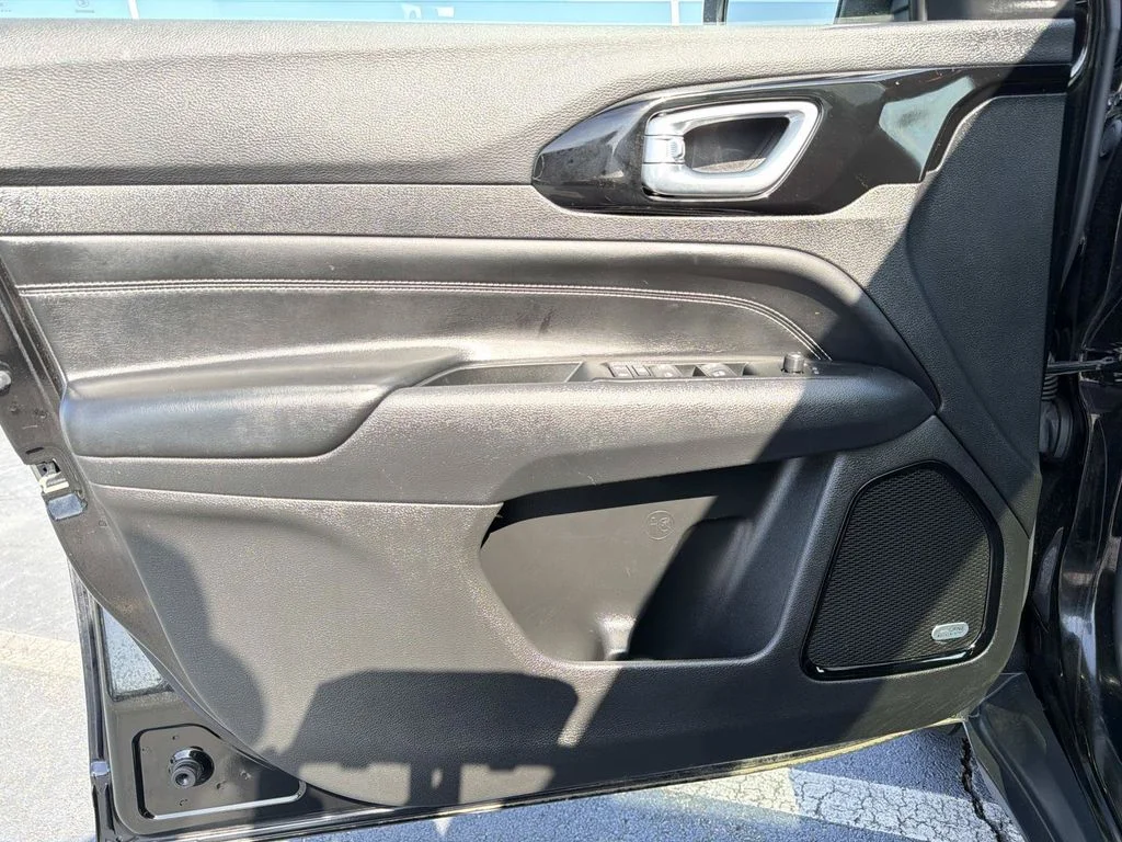 Used 2022 Black Jeep Latitude image 22