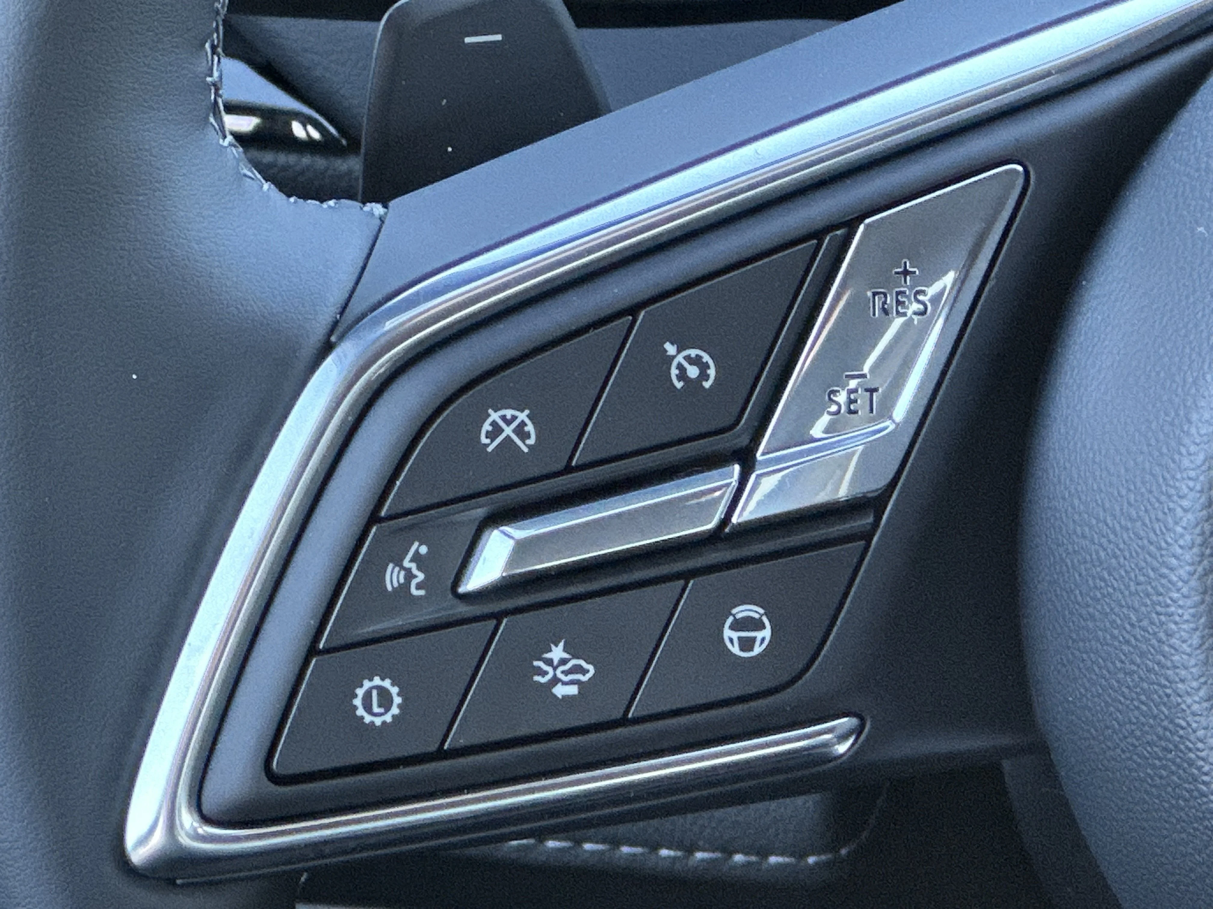 New 2026 Iridescent White Tricoat Buick Avenir image 12