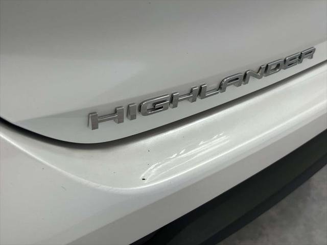 Certified Used 2025 WIND CHILL PEARL Toyota  image 9