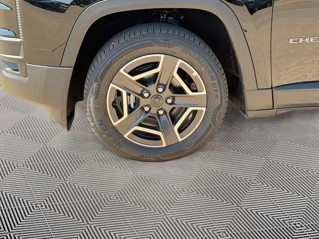 New 2026 Diamond Black Crystal Pearlcoat Jeep Laredo image 33